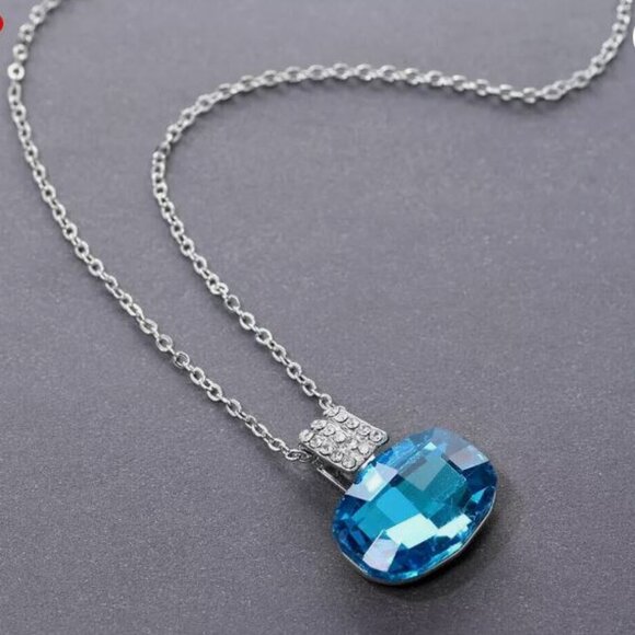 Elegant Blue Pendant Necklace - Picture 2 of 3